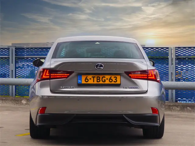 Lexus IS 300h F Sport Line 2014 Hybride Benzine 9