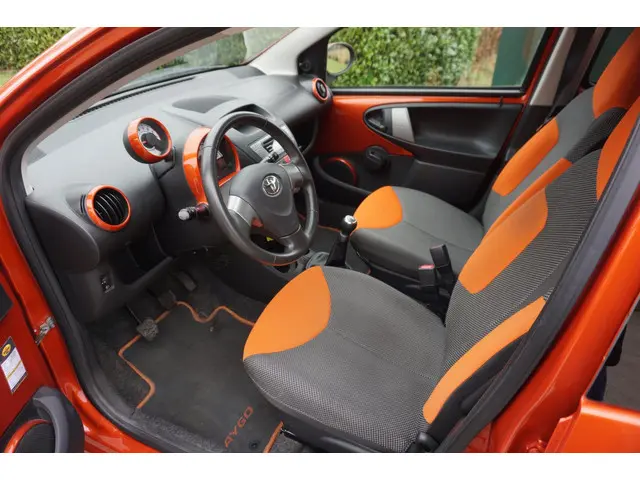 Toyota Aygo 1.0 VVT-i Dynamic Orange LED 2012 Benzine 8