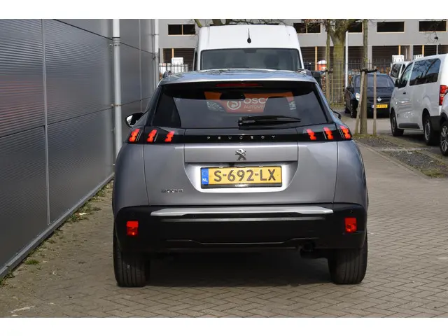Peugeot 2008 1.2 PureTech Allure 2023 Benzine 3