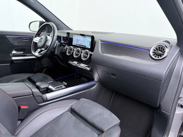 Mercedes-Benz GLA 180 AMG line 2021 Benzine 38