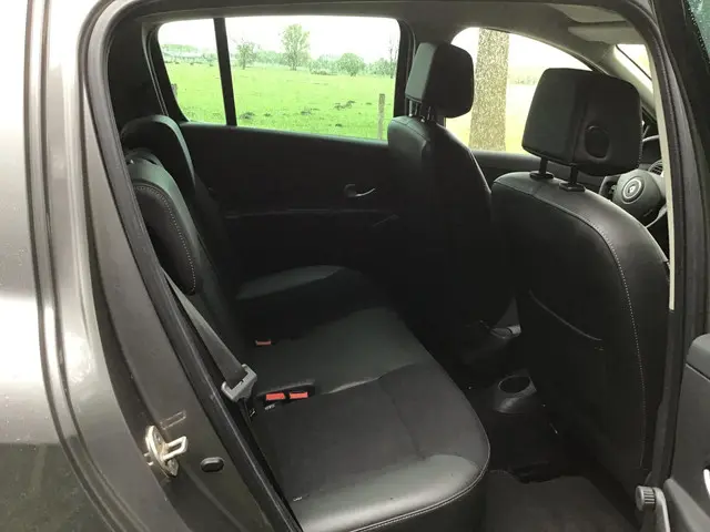 Renault Clio 1.6 Night & Day AUTOMAAT 2012 Benzine 11