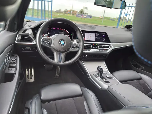 BMW 3 Serie 330i High Executive 2019 Benzine 13