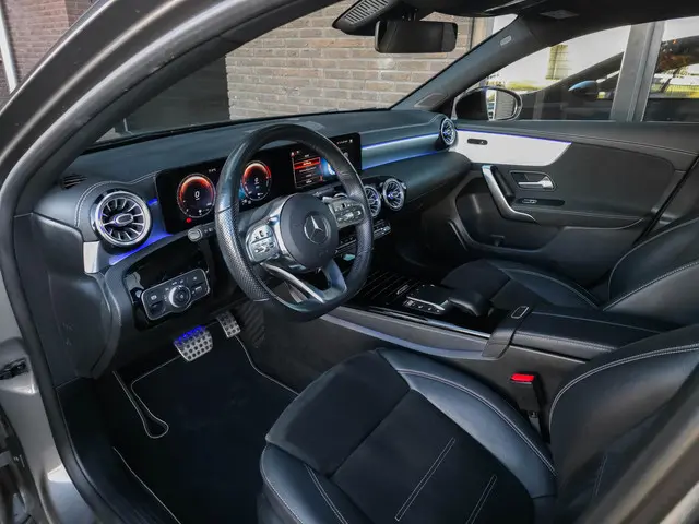 Mercedes-Benz A-Klasse 250e AMG 2020 Hybride Benzine 13