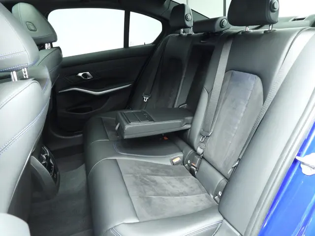 BMW 3 Serie Sedan 330d xDrive 2024 Diesel 8