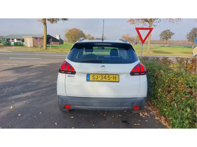 Peugeot 2008 1.2 PureTech Blue Lion 2018 Benzine 9