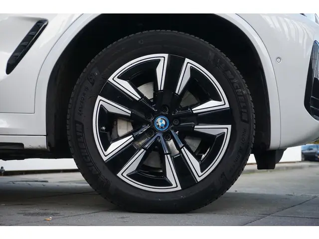 BMW iX3 80 kWh 2023 Elektrisch 6
