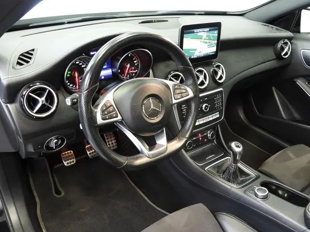 Mercedes-Benz A-Klasse A180 AMG Edition 2017 Benzine 4
