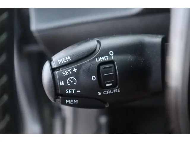 Peugeot e-2008 EV Allure 50 kWh 2021 Elektrisch 6