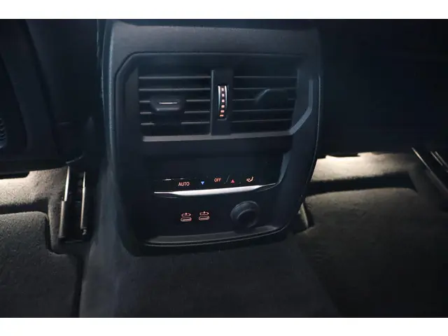 BMW 3 Serie 330i High Executive 2020 Benzine 36