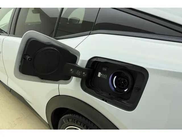 Peugeot 408 1.6 HYbrid GT 180 EAT8 2024 Hybride Benzine 17