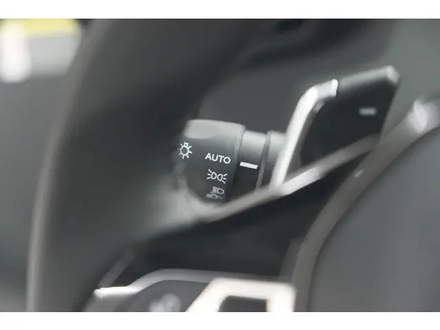 Peugeot 208 Hybrid 100 e-DCS6 Allure 2024 Benzine 38