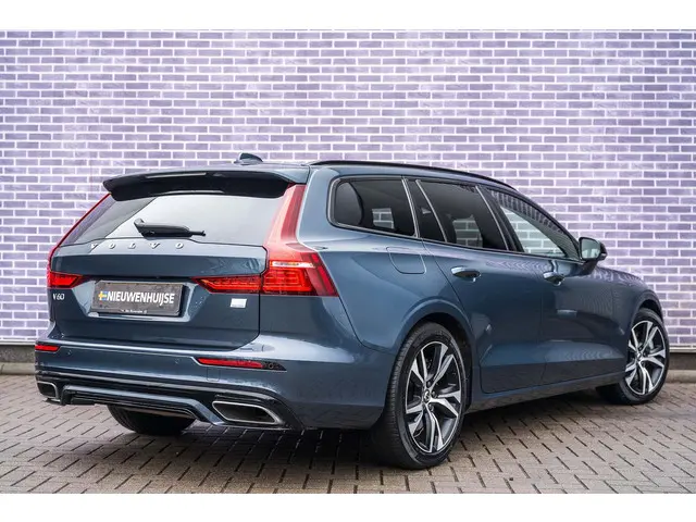 Volvo V60 T6 Recharge AWD R-Design 2022 Hybride Benzine 17