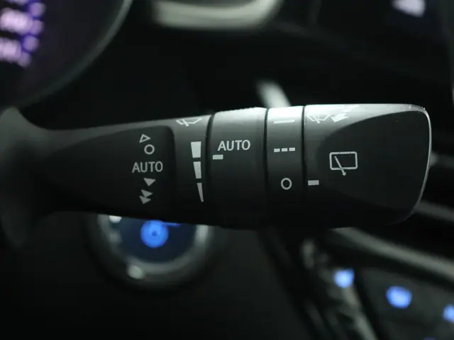 Toyota C-HR 1.8 Hybrid Executive 2017 Hybride Benzine 32