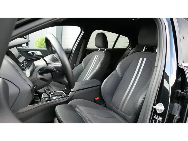 BMW 1 Serie 118i Executive Edition 2020 Benzine 19