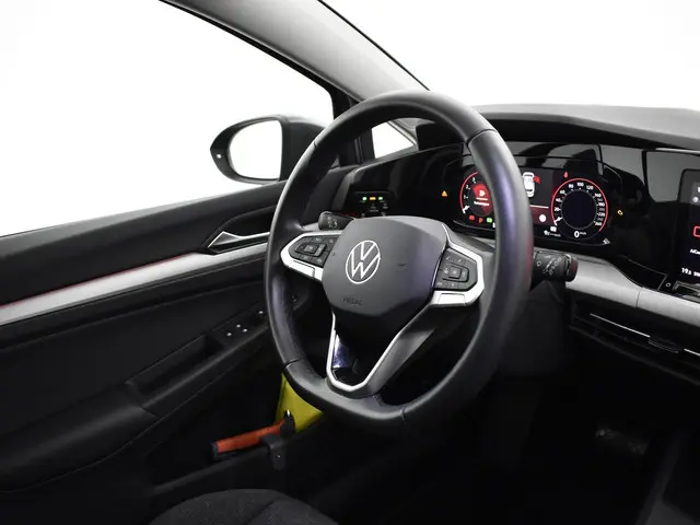 Volkswagen Golf 1.0 eTsi 110pk DSG Life 2023 Benzine 14