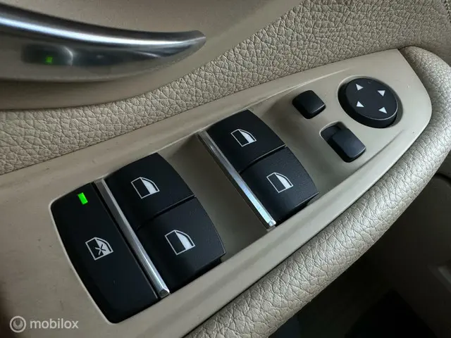 BMW 5 Serie 520i High Executive 2012 Benzine 17
