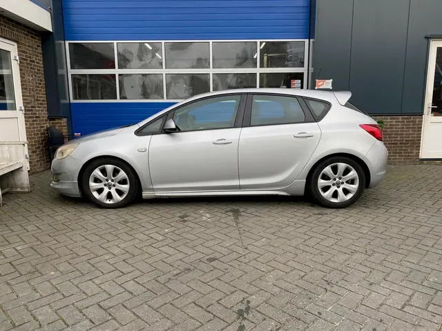 Opel Astra 1.4 Turbo cruise trek airco 2012 Benzine 4