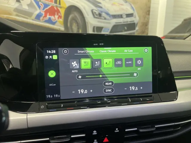 Volkswagen Golf 1.0 eTSI 110pk DSG Life 2024 Benzine 11