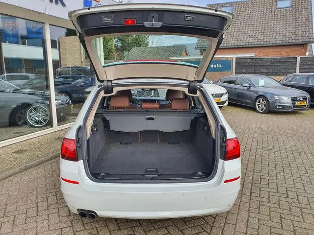 BMW 5 Serie Touring 528xi High Executive 2014 Benzine 32