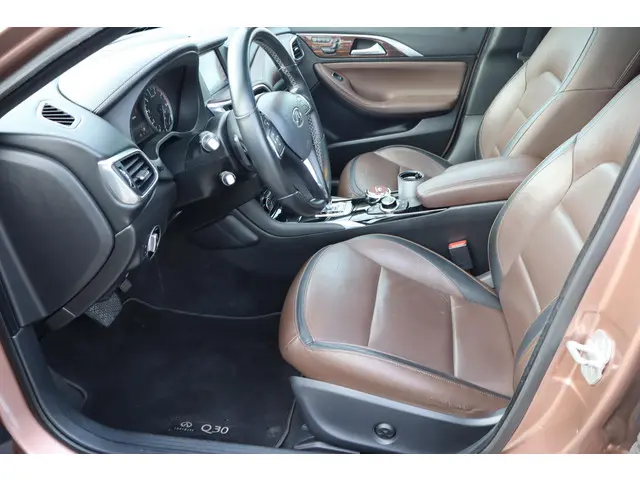 Infiniti Q30 1.6t Premium Tech 2016 Benzine 21