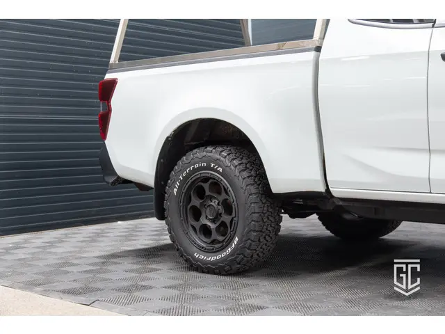 Isuzu D-Max 1.9 Double Cab lang 2024 Diesel 7