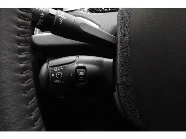 Peugeot 2008 1.2T 130pk Automaat Signature 2019 Benzine 23