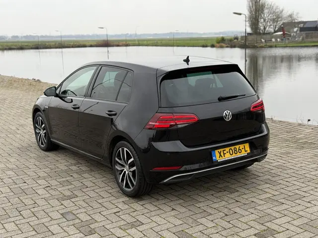 Volkswagen e-Golf 3