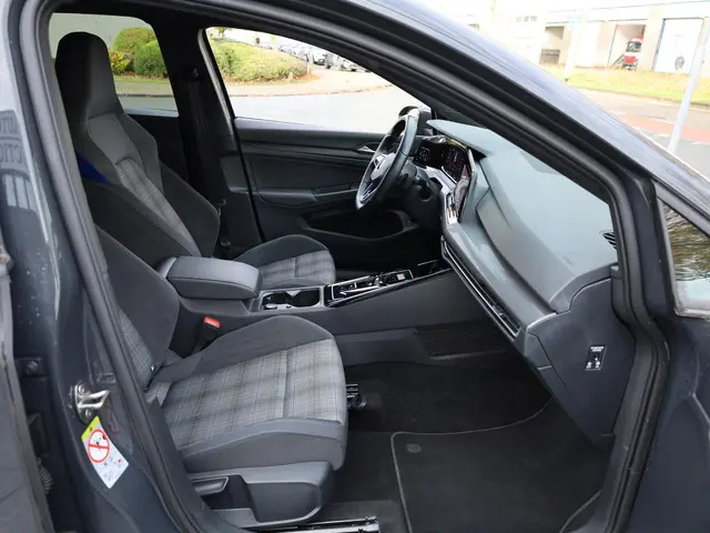 Volkswagen Golf GTE 2022 Hybride Benzine 29