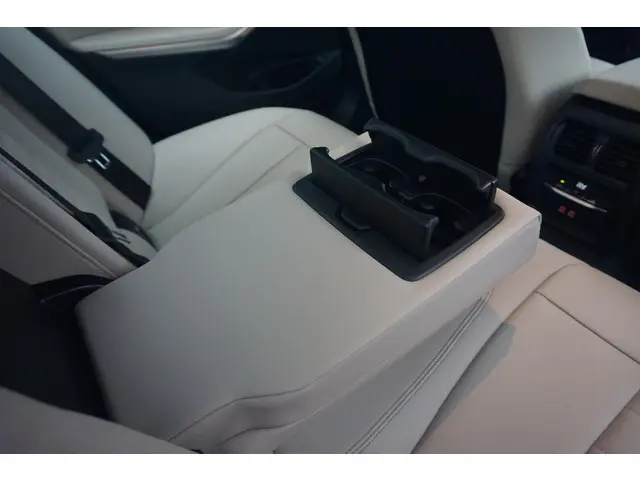 BMW 3 Serie Sedan 330i 2026 Benzine 13