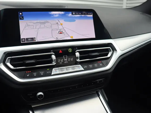 BMW 3 Serie Touring 320i 2021 Benzine 18