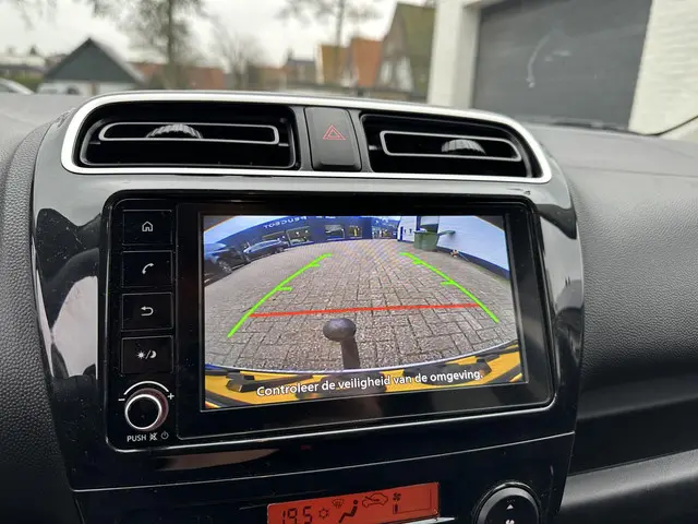 Mitsubishi Space Star 1.2 Intense 2022 Benzine 25