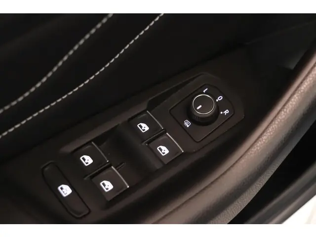 Volkswagen Passat 1.5 TSI R-Line Business + 2022 Benzine 19