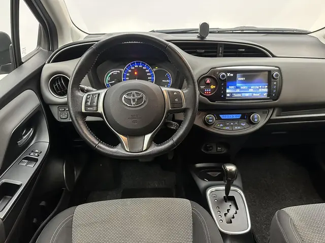 Toyota Yaris 1.5 Hybrid Comfort 2015 Hybride Benzine 12