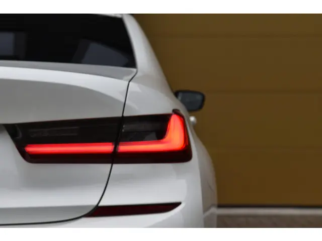 BMW 3 Serie 320i Executive Edition 2019 Benzine 8