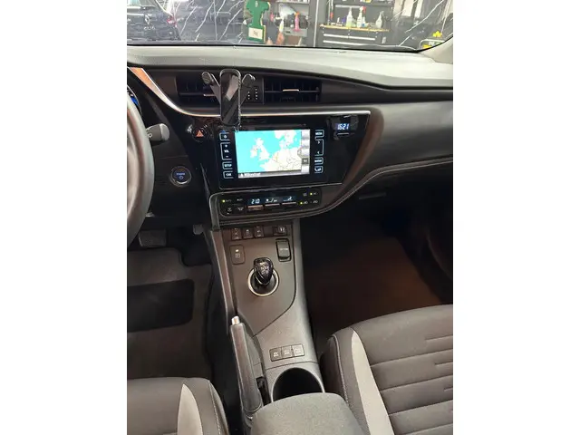 Toyota Auris 1.8 Hybrid Executive 2016 Hybride Benzine 8
