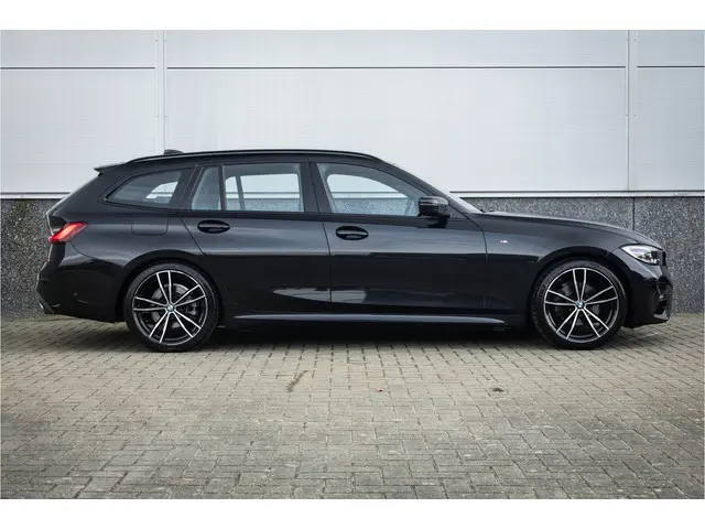 BMW 3 Serie Touring 320i M Sport High Ex 2021 Benzine 2