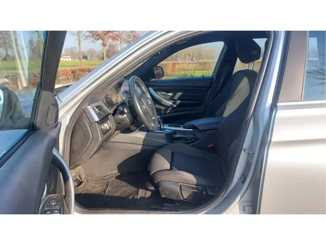 BMW 3 Serie Touring 318i Executive 2018 Benzine 10