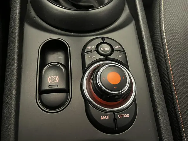 MINI Clubman 1.5 One Salt Business 2018 Benzine 18