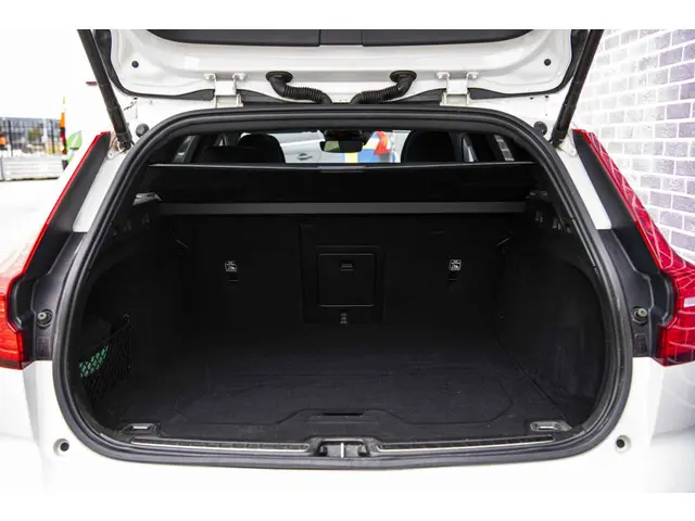 Volvo V60 2.0 B3 R-Design 2021 Benzine 31