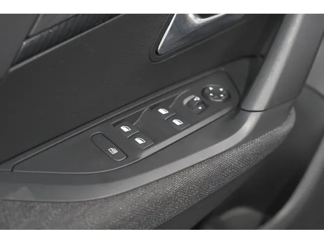 Peugeot 2008 1.2 Hybrid 136 Style 2025 Hybride Benzine 21