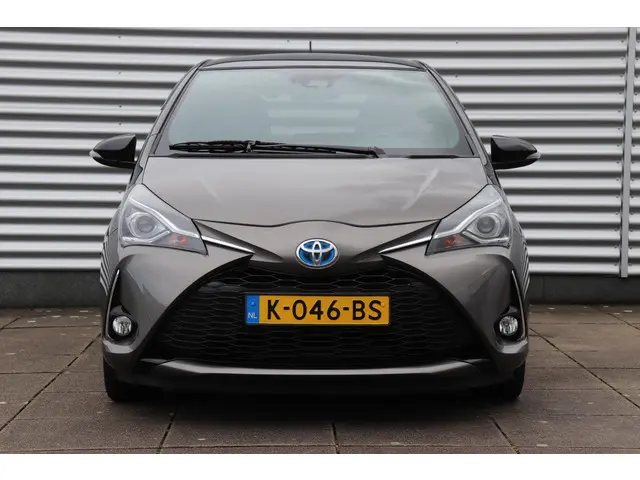 Toyota Yaris 1.5 Hybrid Bi-Tone, 2017 Hybride Benzine 10