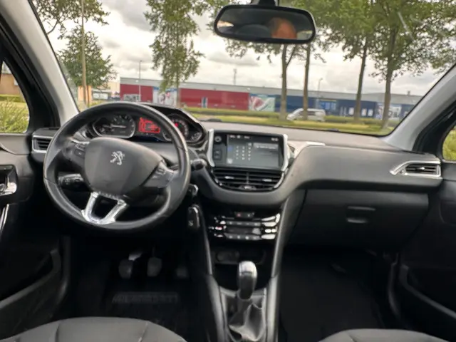 Peugeot 208 1.2 VTi Allure Clima.Navi.Pano 2014 Benzine 10