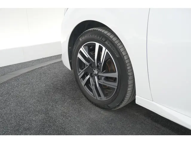Peugeot 208 PureTech 100 Allure Pack 2023 Benzine 18