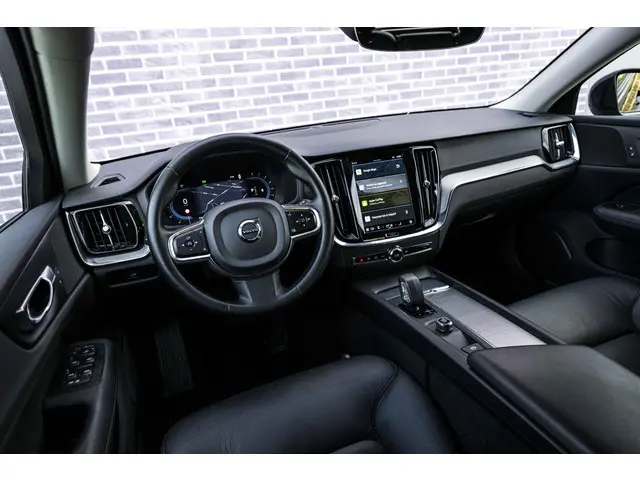Volvo V60 2.0 B3 Essential Edition 2023 Benzine 11