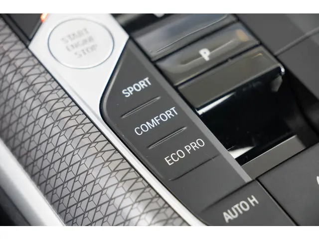 BMW 3 Serie Touring 318i 2024 Benzine 33