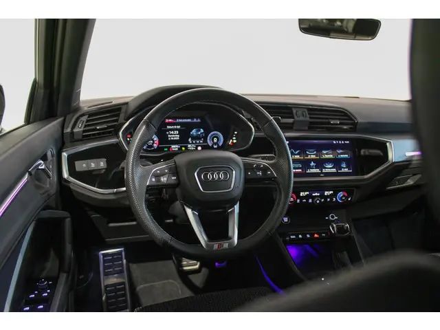 Audi Q3 35 TFSI S edition PANO | Sfeer 2023 Benzine 21
