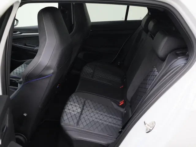 Volkswagen Golf 1.5eTSI/150PK R-Line DSG 2025 Benzine 21