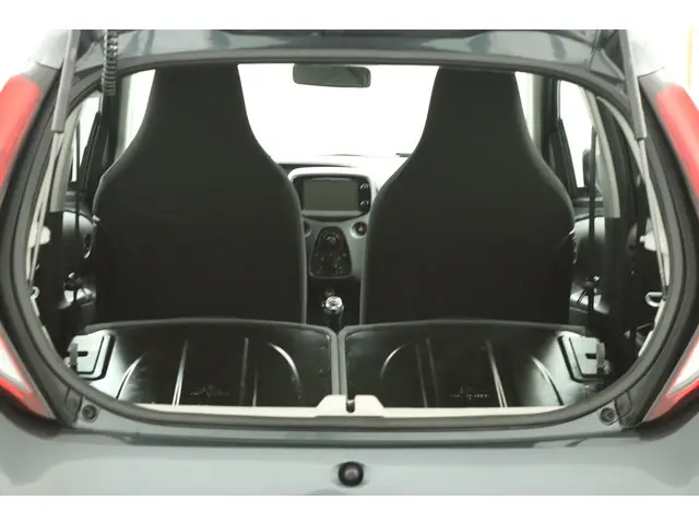 Toyota Aygo 1.0 VVT-i x-play 2019 Benzine 26