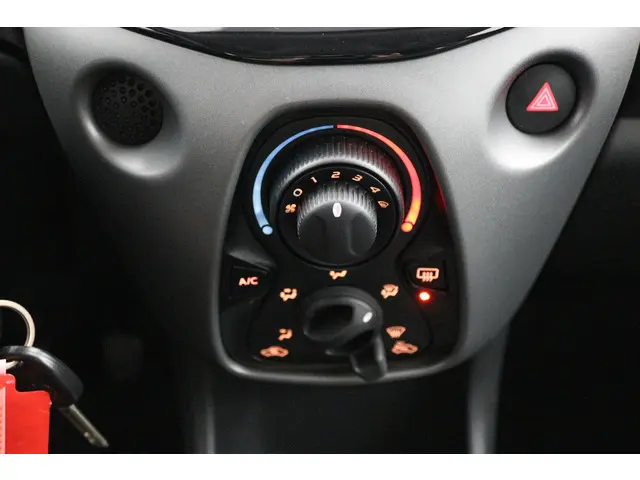 Toyota Aygo 1.0 VVT-i x-play 2021 Benzine 7
