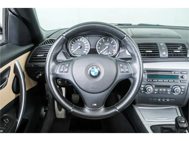 BMW 1 Serie Cabrio 120i High Executive 2012 Benzine 8